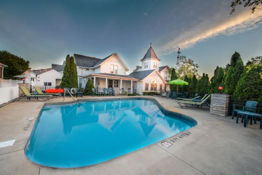 OurGuest Inn & Suites Downtown Port Clinton - Image 1