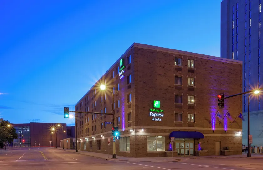 Holiday Inn Express Hotel & Suites Minneapolis-Downtown Convention Center by IHG - Image 1