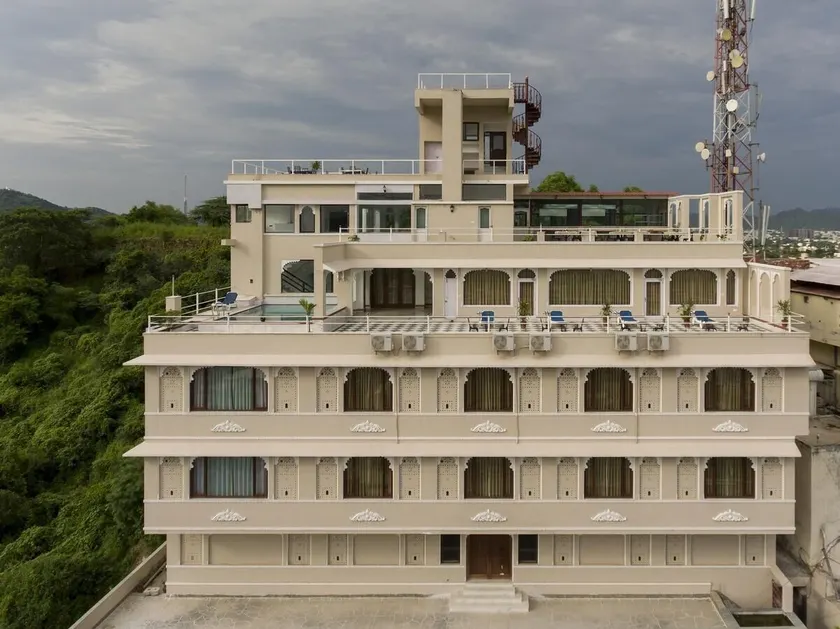 Raj Kuber - A Boutique Lake View Hotel - Image 1