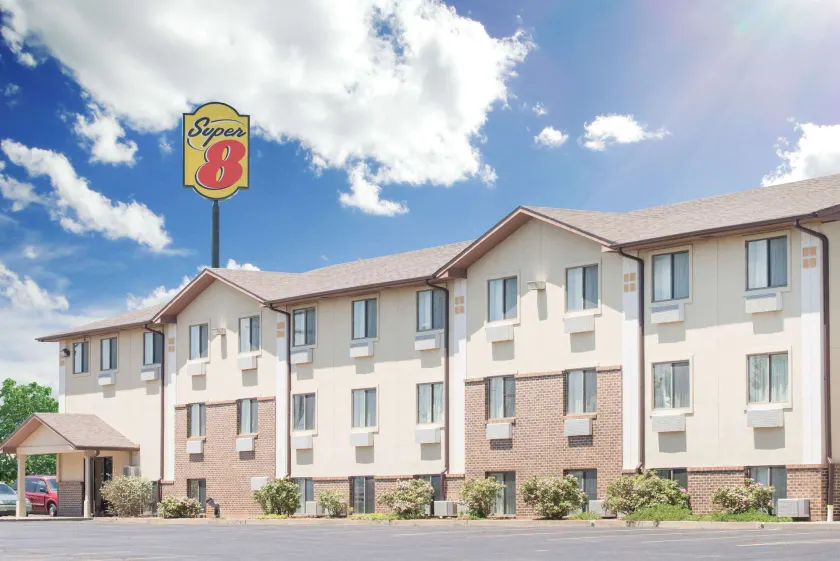 Super 8 by Wyndham Abilene KS - Image 1