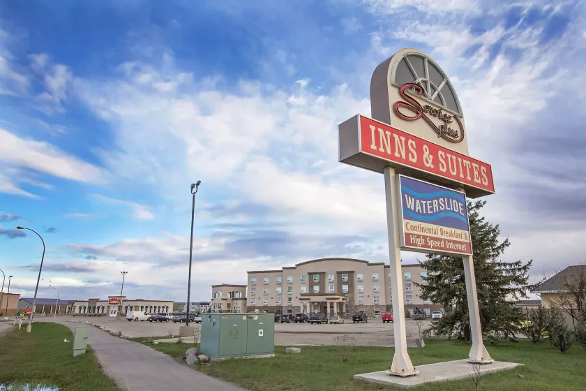 Service Plus Inns & Suites Drayton Valley - Image 1
