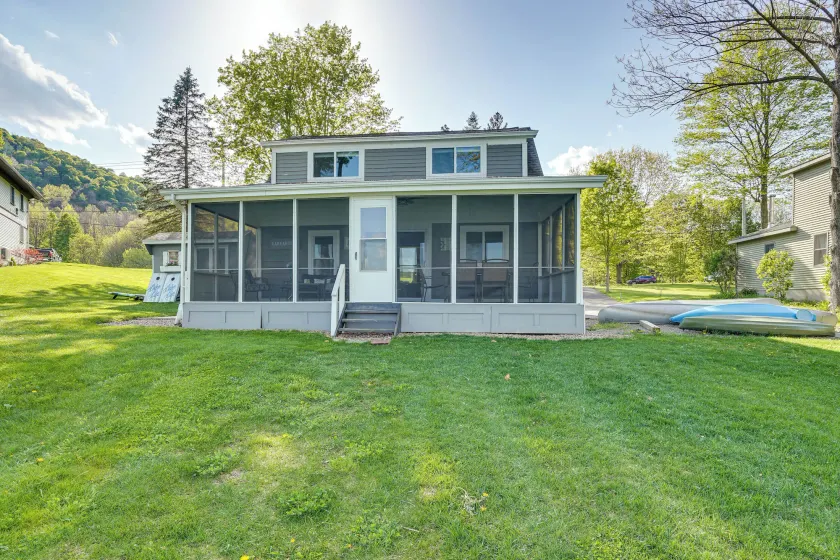 Family Friendly! Lakefront Tully Getaway w/ Porch - Interiör
