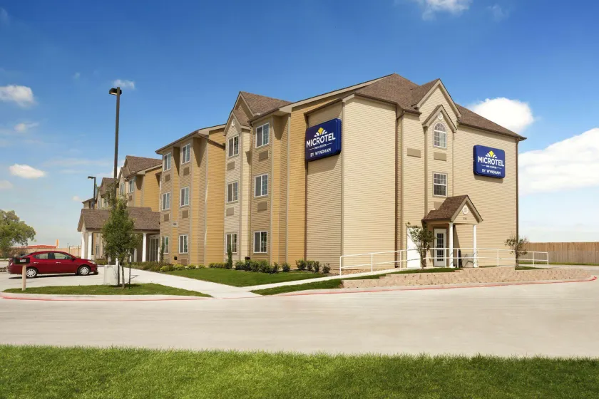 Microtel Inn & Suites by Wyndham Kenedy Karnes City - Image 1