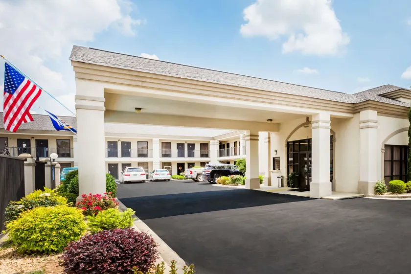Days Inn by Wyndham Oneonta AL - Image 1