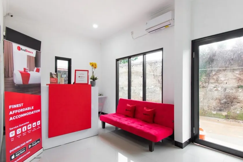 RedDoorz Plus near Trans Studio Cibubur 2 - Reception