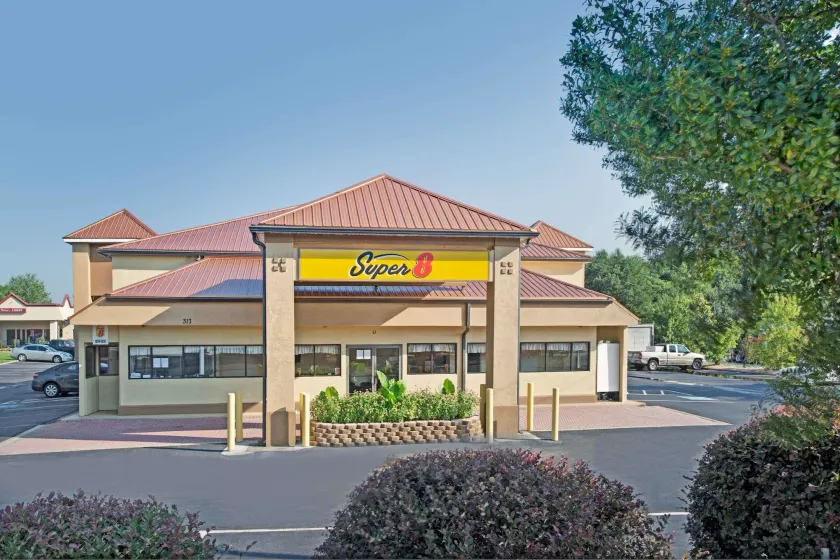 Super 8 by Wyndham Suwanee - Image 1