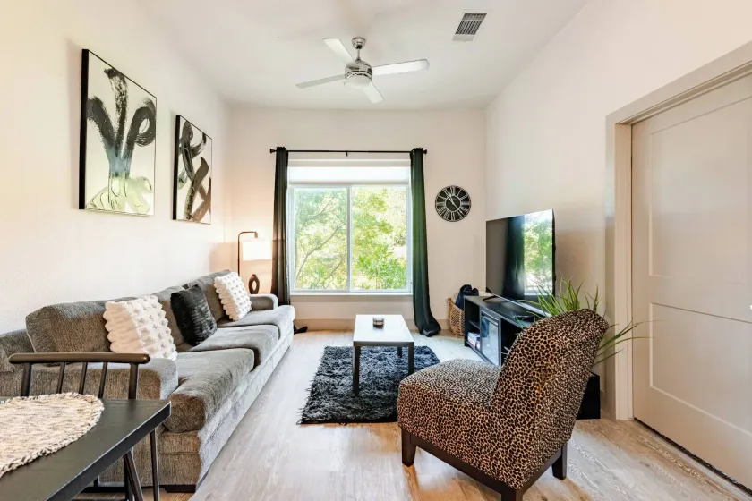 Riverwalk Oasis - Pool, Free Parking Views - Image 1