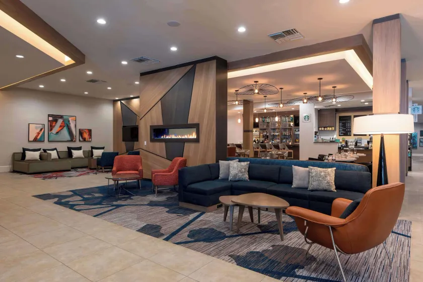The Center Hotel Grand Rapids Airport - Lobby