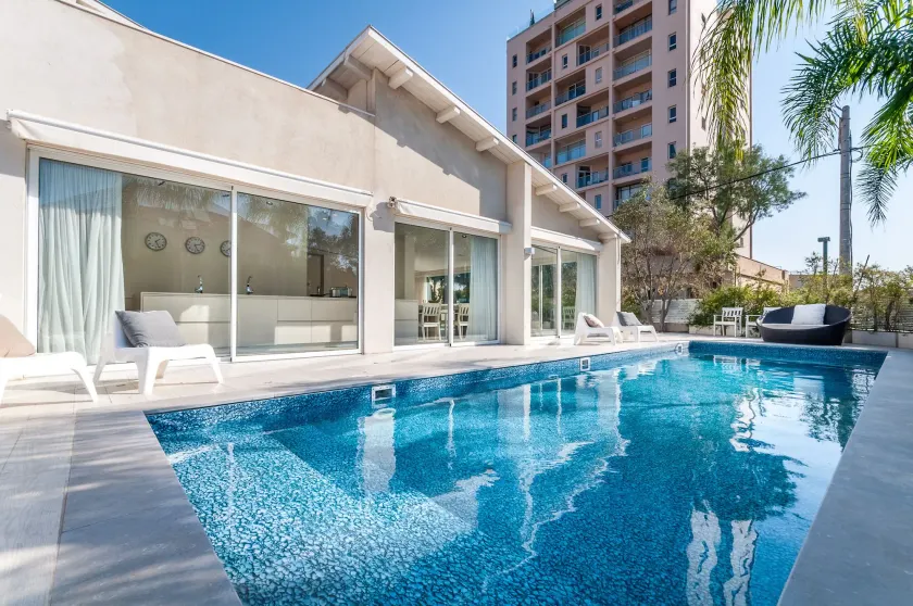 Magical villa with pool - Image 1