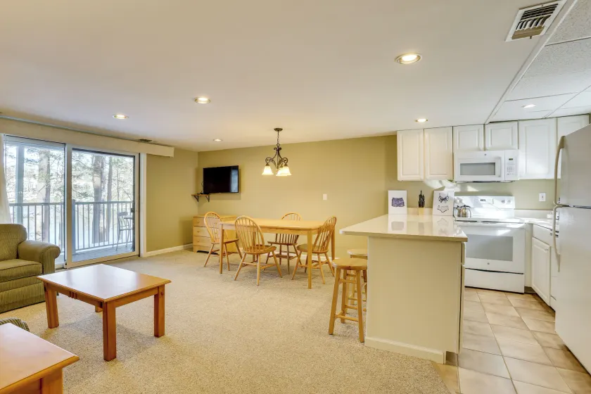 All-season Lake Wallenpaupack Condo w/ Views - Image 1