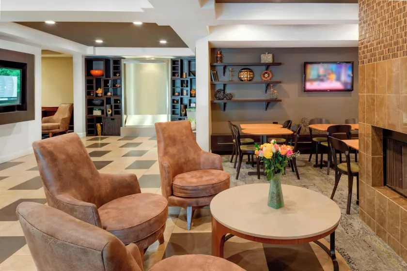 Courtyard by Marriott Portsmouth - Image 1