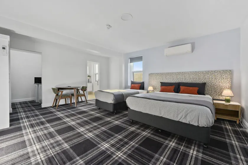 Grays Hotel - Image 1