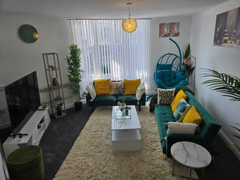 Luxury stylish Charming City Apartment with Private Entrance in Wolverhampton - Image 1