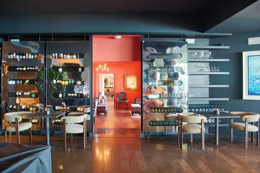 Farol Hotel - Image 1