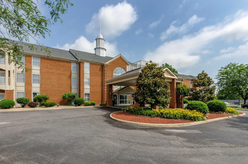 Best Western Plus Inn at Hunt Ridge - Image 1