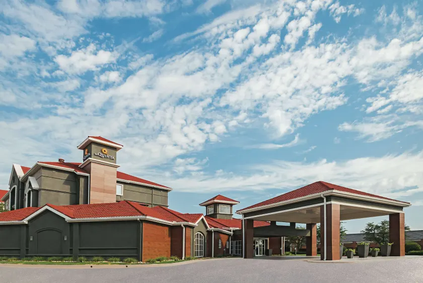 La Quinta Inn & Suites by Wyndham Fort Worth City View - Image 1