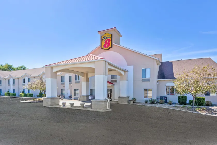 Super 8 by Wyndham Cloverdale IN - Image 1