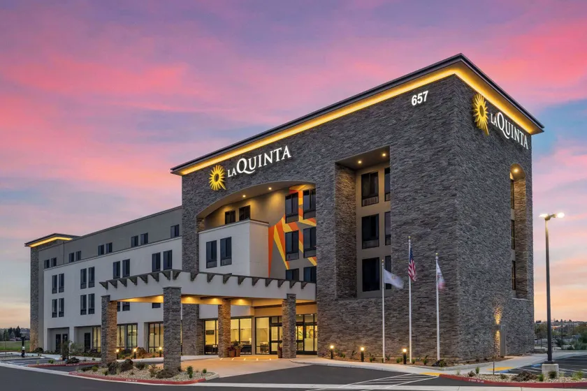 La Quinta Inn and Suites by Wyndham Lincoln - Image 1