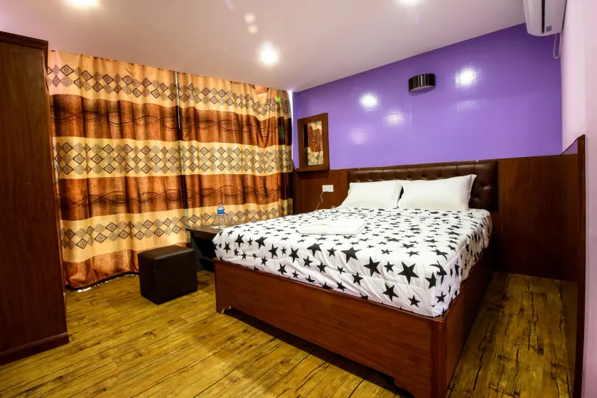 Everest Holiday Inn - Image 1