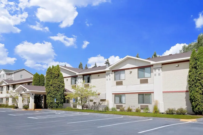 Super 8 by Wyndham Cloquet - Image 1