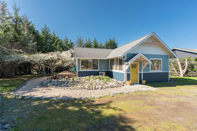 Sequim Escape w/ Gas Grill & Deck, Walk to Beach! - Image 1