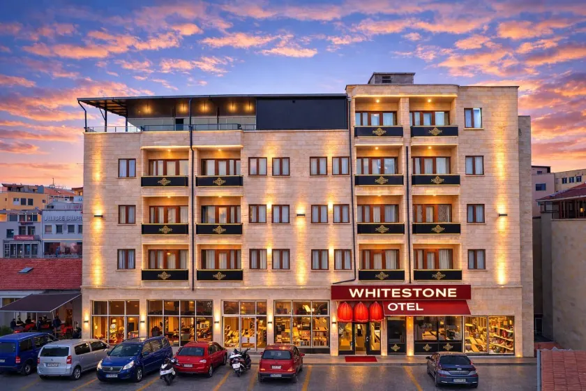 Whitestone Hotel - Image 1