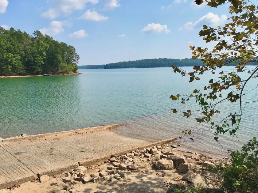 Bungalow near the lake - Image 1