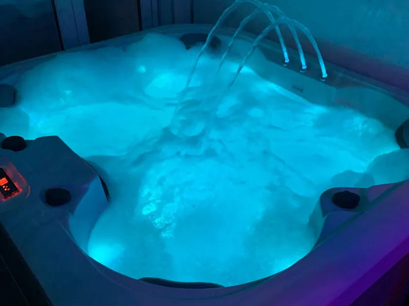 Get Away Home With Hot Tub Sleeps 4 - Image 1