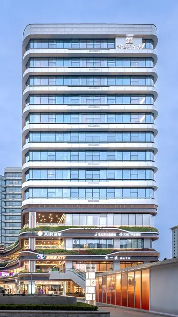 SSAW Boutique Hotel Near Kuanzhai Alley & Du Fu former residence - Image 1