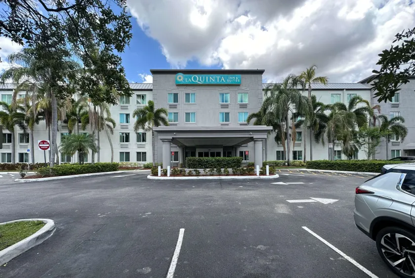 La Quinta Inn & Suites by Wyndham Sawgrass - Image 1