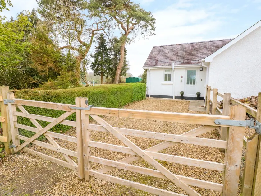 4 Hanbury Lodge - Image 1
