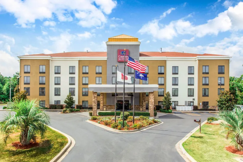 Comfort Suites Clinton near Presbyterian College - Image 1