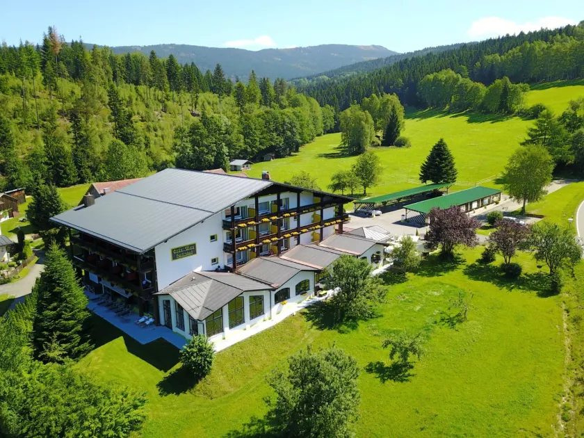 Landhotel GrünWies -Bonsai-Wellness Garni - Image 1