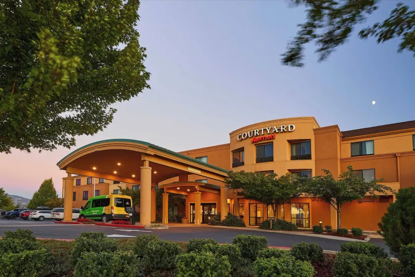 Courtyard Medford Airport - Image 1