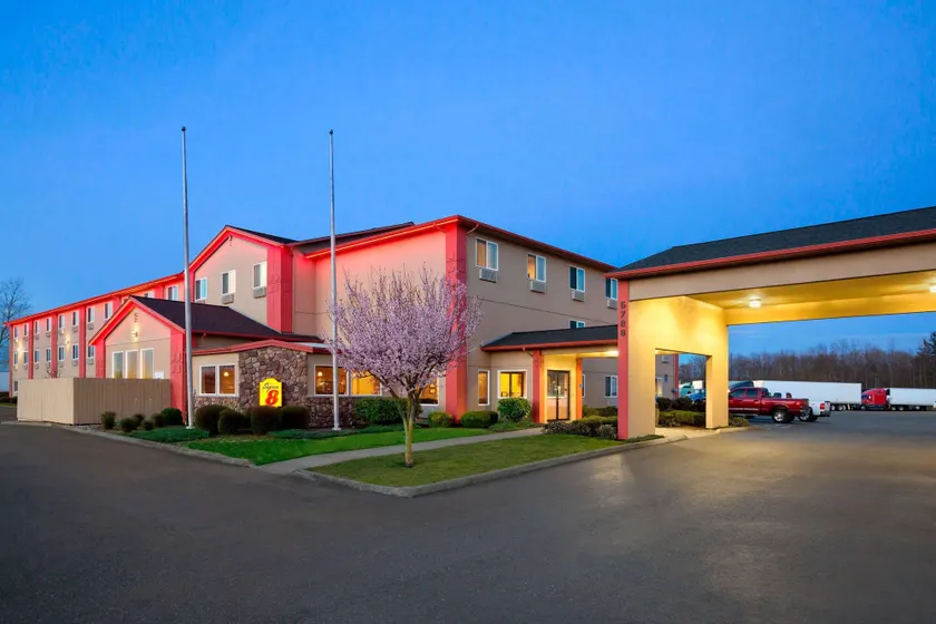 Super 8 by Wyndham Bellingham Airport/Ferndale - Image 1