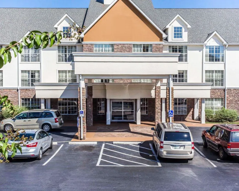 Comfort Inn & Suites Ballpark Area - Image 1