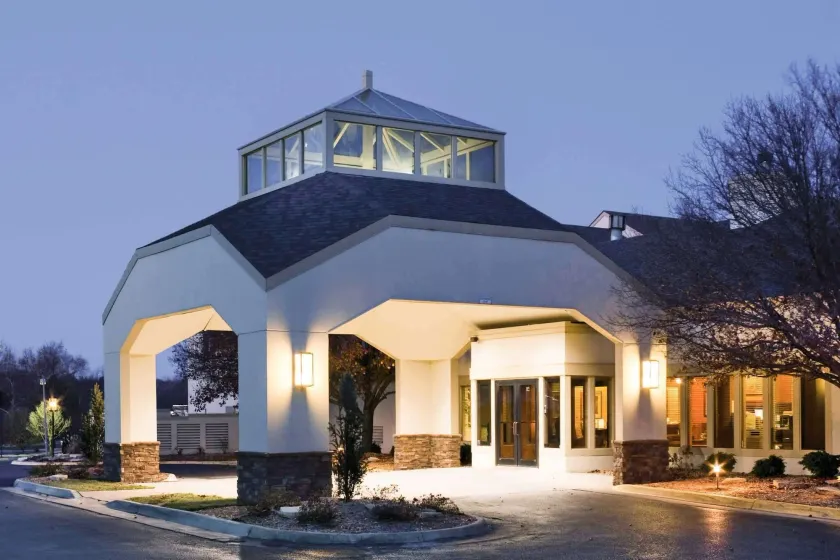 Quality Inn & Suites Albuquerque Midtown - University Area - Image 1