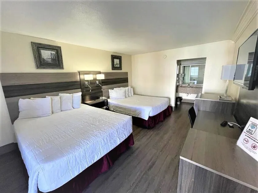 Ramada by Wyndham Kingman - Image 1