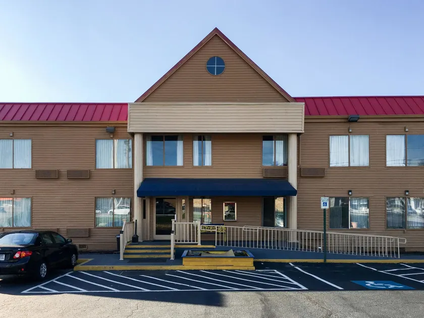 Days Inn by Wyndham Thomson - Image 1