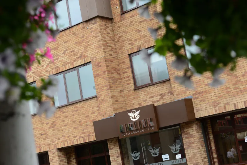 Airlink Hotel - Image 1