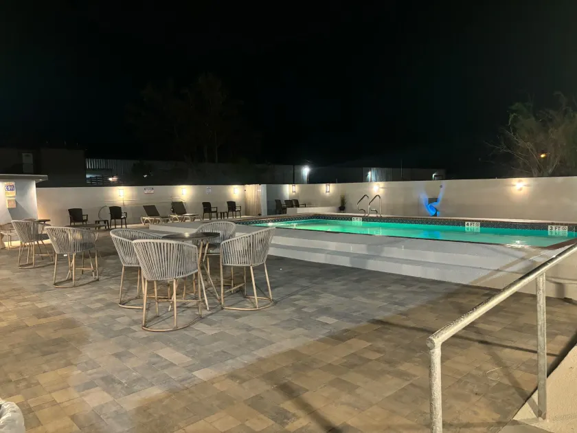 Deluxe 6 Inn & Suites - Image 1