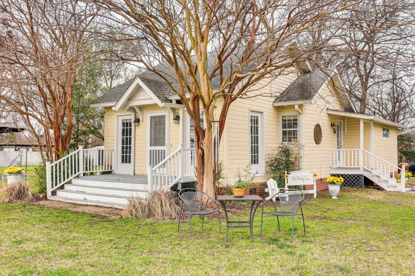 Walk to Lake Chicot: Cottage w/ Yard & Views! - Image 1