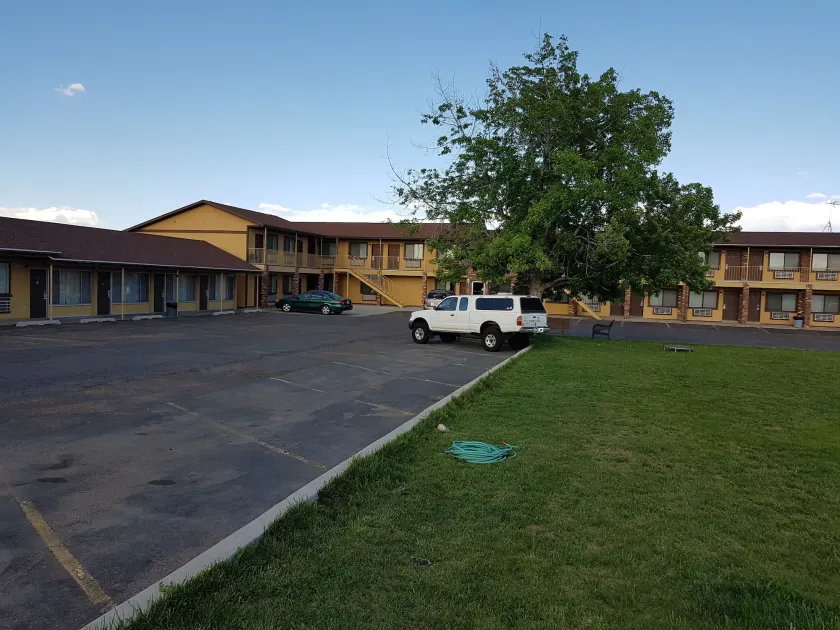 Split Mountain Motel - Image 1