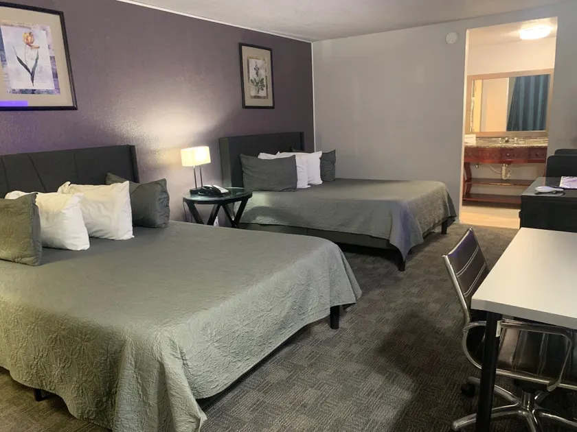 R Nite Star Hotel At Arlington Entertainment District - Image 1