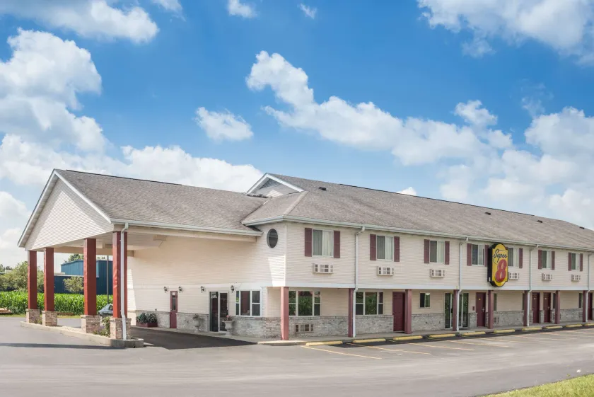 Super 8 by Wyndham Wapakoneta - Image 1
