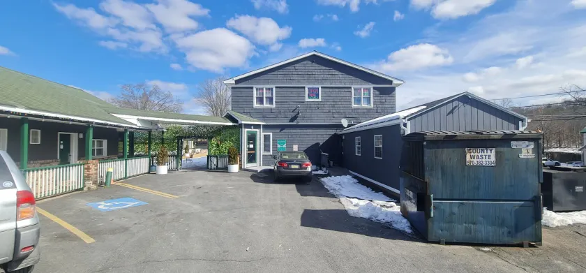 Werry's Cottages Motel & Pub by OYO East Stroudsburg Poconos - Image 1
