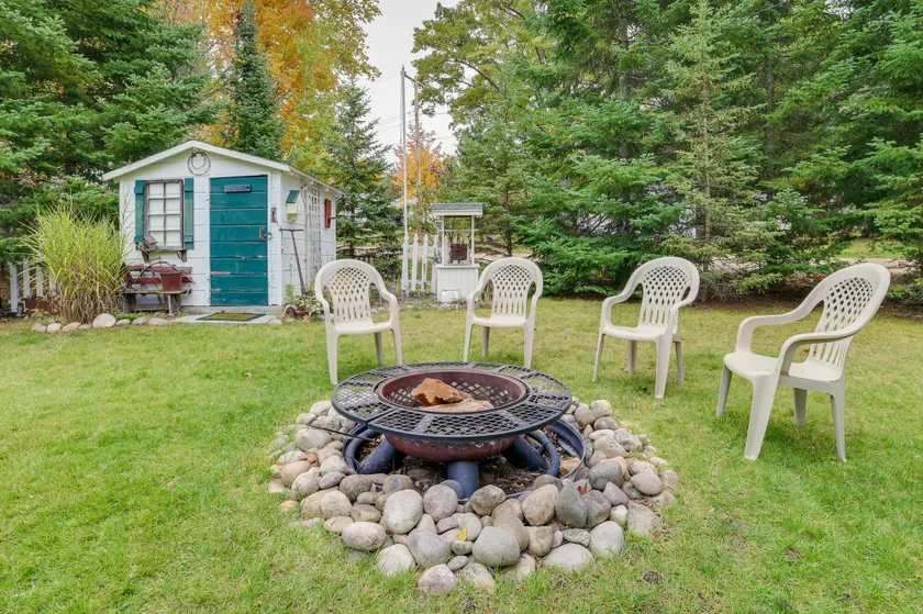 Roscommon Cottage - Walk to Higgins Lake! - Image 1