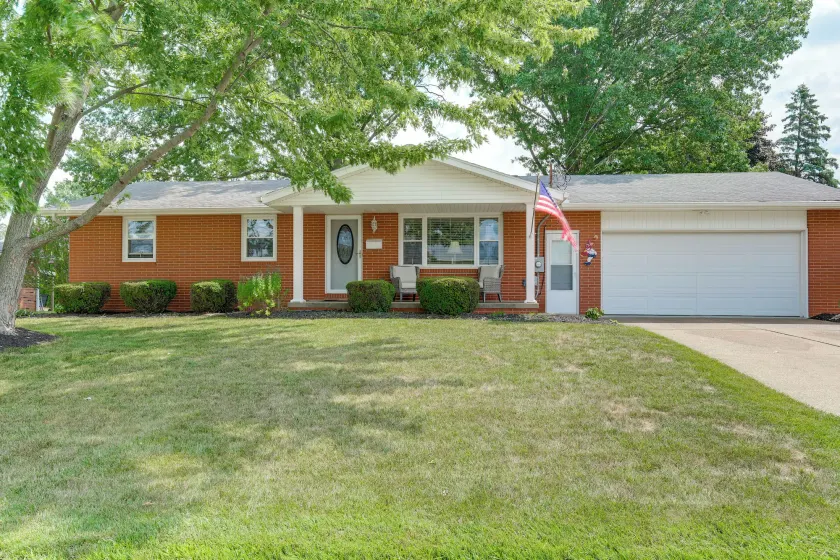 Hot Tub, Gym & Office! Family Home in Massillon - Image 1