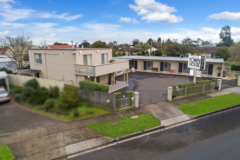 Hamilton Townhouse Motel - Image 1