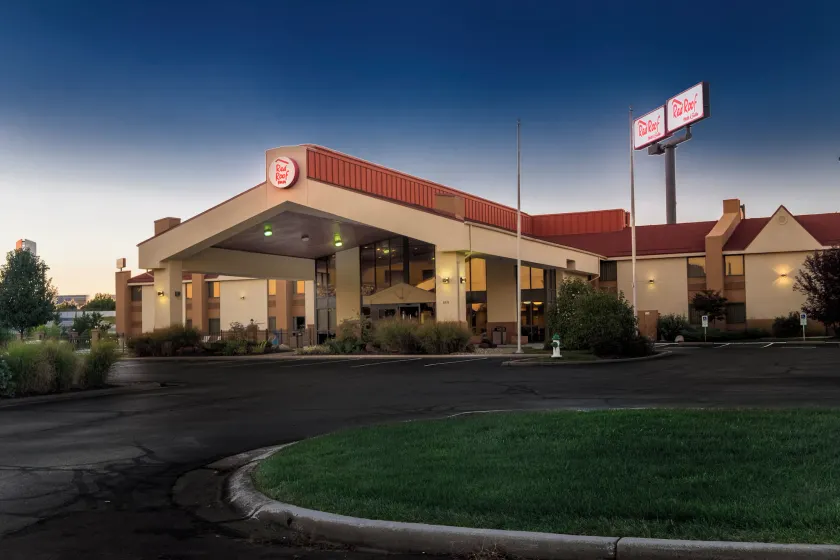 Red Roof Inn & Suites Cincinnati North-Mason - Image 1